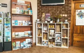 Wnętrze Geoparku, ulotki, gadżety promocuujne,