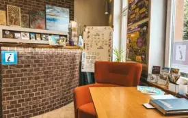 Wnętrze Geoparku, ścianka barowa, fotel, stolik, ulotki