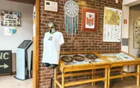 Wnętrze Geopatku, ściana z herbem miasta, manekin w koszulce reklamowej