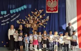 Pierwszaki stojący na apelu