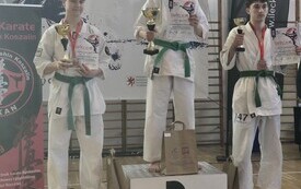 karatecy na podium