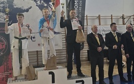 karatecy na podium
