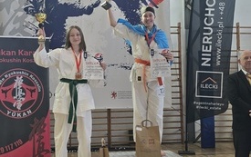 karatecy na podium