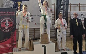 karatecy na podium