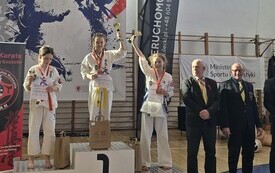 karatecy na podium