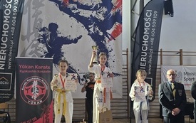 karatecy na podium