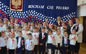 zdjęcie grupowe uczni&oacute;w