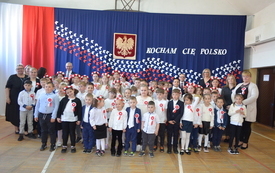 zdjęcie grupowe uczni&oacute;w 