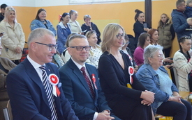 Burmistrz, dyrektor i kierownik szkoły na apelu