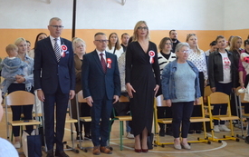 Burmistrz, dyrektor i kierownik szkoły na apelu 