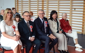 Burmistrz, dyrektor szkoły, przewodnicząca rady miejskiej, kierownik oświaty na apelu