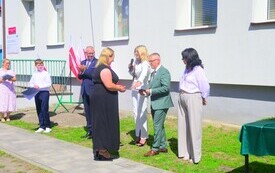 apel, wręczanie nagr&oacute;d nauczycielom