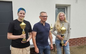 zawodnicy z pucharami 