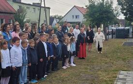 Dzieci podczas apelu rozpoczynającego rok szkolny