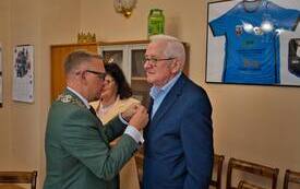 Byrmistrz wpina odznakę