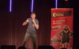Aktor, stand-up'er podczas występu na scenie