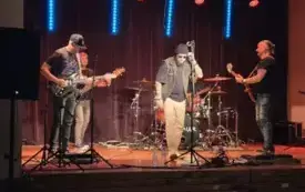 Kapela rockowa podczas koncertu na scenie z gitarami i perkusją