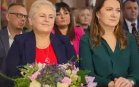 Goście siedący na krzesłach podczas 25-lecia ŚDS