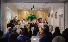 Goście siedący na krzesłach podczas 25-lecia ŚDS