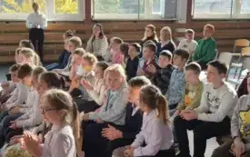 Dzieci siedzący na apelu