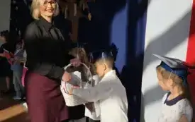 Kierownik ROO gratulująca dzieciom