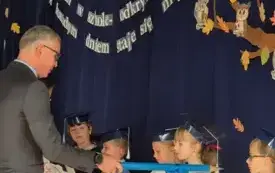 Dyrekto ZS i pierwszaki stojący na apelu