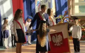 Dyrektor ZS stojący na apelu