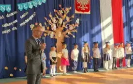 Dyrekto ZS i pierwszaki stojący na apelu