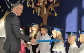 Dyrekto ZS mianujący dzieci na pierszak&oacute;w