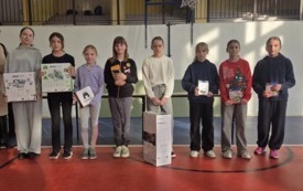 dzieci z nagrodami na sali gimnastycznej