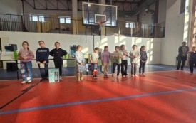 dzieci z nagrodami na sali gimnastycznej