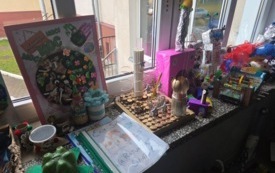 prace wykonane przez dzieci ustawionena stole