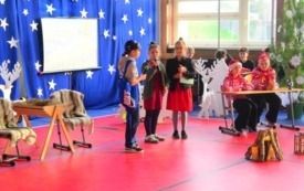 uczniowie biorący udział w jasełkach 
