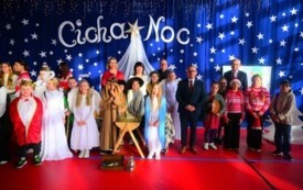 burmistrz dyrektor proboszcz i uczniowie na jasełkach szkolnych 