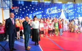 burmistrz przewodnicząca rady miejskiej i dyrektor szkoły na tle dzieci na szkolnych jasełkach