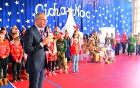 dyrektor szkoły przemawia na jasełkach w szkole 