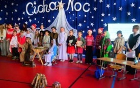 scena z dziećmi na jasełkach szkolnych