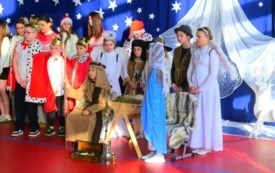 scena z dziećmi na jasełkach szkolnych