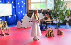 uczeń aniołek na przedstawieniu na jasełkach 