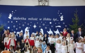 zdjecie grupowe dzieci na jasełkach z burmistrzem i dyrektorem 