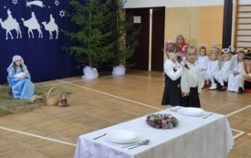 Dzieci uczestniczące w jasełkach 