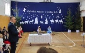 Burmistrz w szkole na sali  z incsenizacją do jasełek 