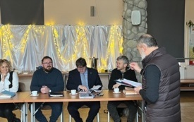 prowadzący konferencję oraz uczestnicy spotkania 