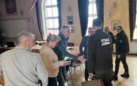 witający się uczestnicy spotkania 