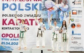 Młodzi karatecy na podium