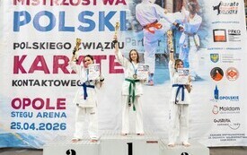 Młodzi karatecy na podium