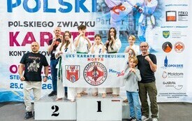 Młodzi karatecy na podium