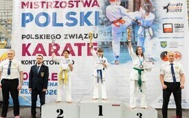 Młodzi karatecy na podium