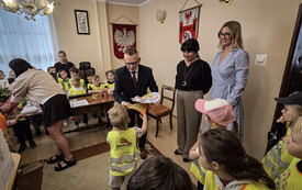 Przedszkolaki w gabinecie Burmistrza Morynia