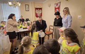 Przedszkolaki w gabinecie Burmistrza Morynia